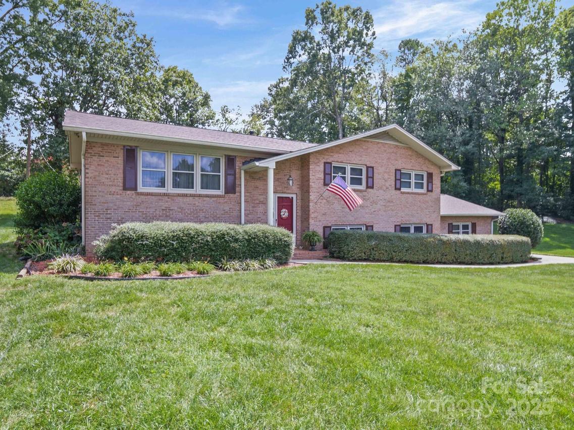606 Brookgreen Dr., Dallas, NC 28034