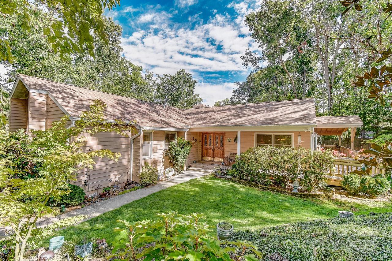 75 S Black Oak Dr., Asheville, NC 28804