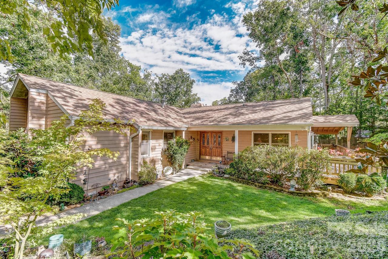 75 S Black Oak Dr., Asheville, NC 28804