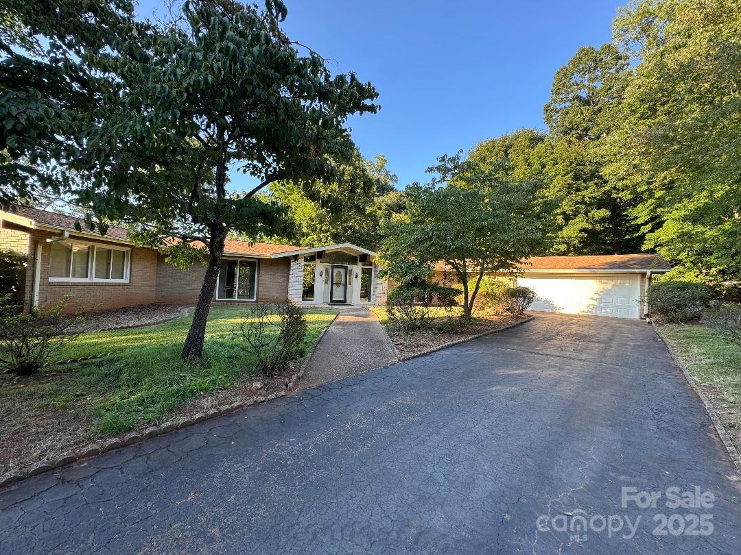 52 Lake St., Badin, NC 28009