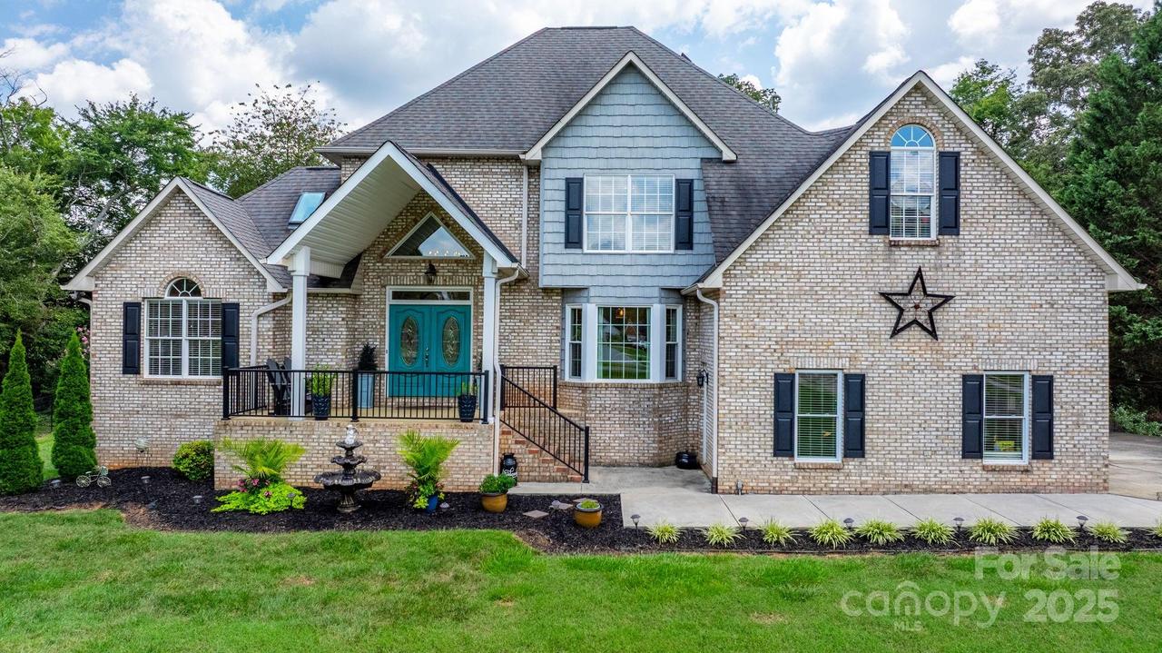 1801 Twin Ponds Dr., Hickory, NC 28602