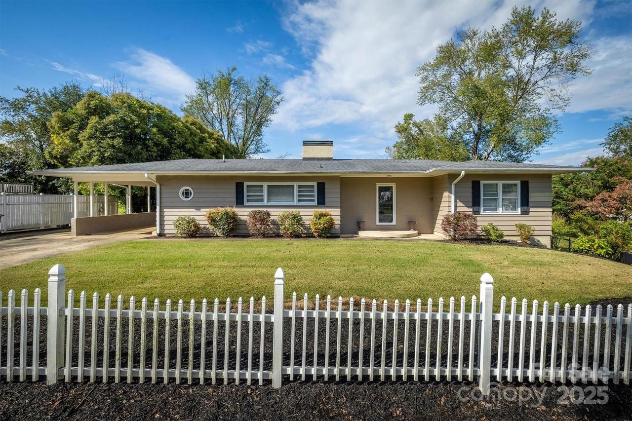 717 Circle Dr., Lenoir, NC 28645