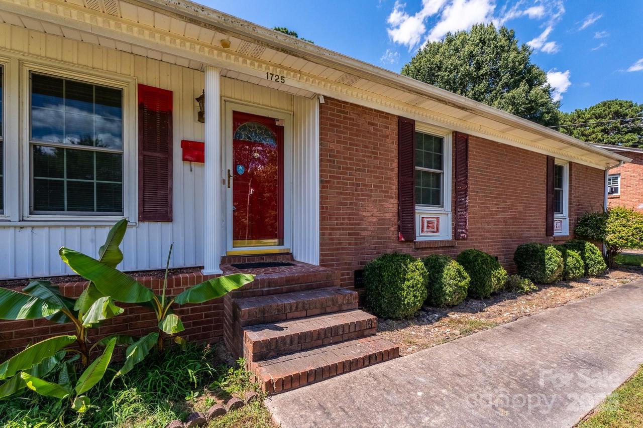1725 Lakedell Dr., Charlotte, NC 28215