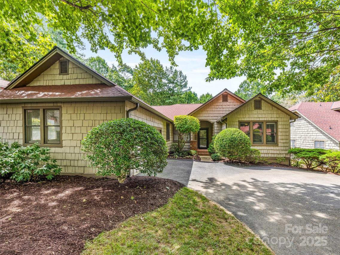 14 Lacoste Dr., Hendersonville, NC 28739