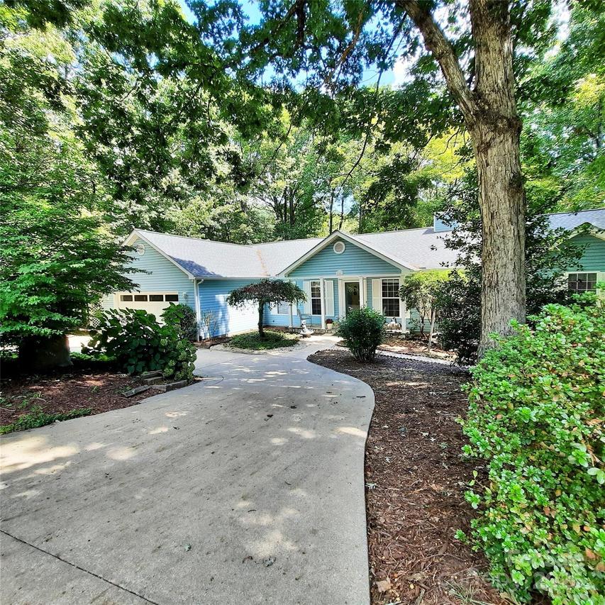 141 Foothills Dr., Hendersonville, NC 28792