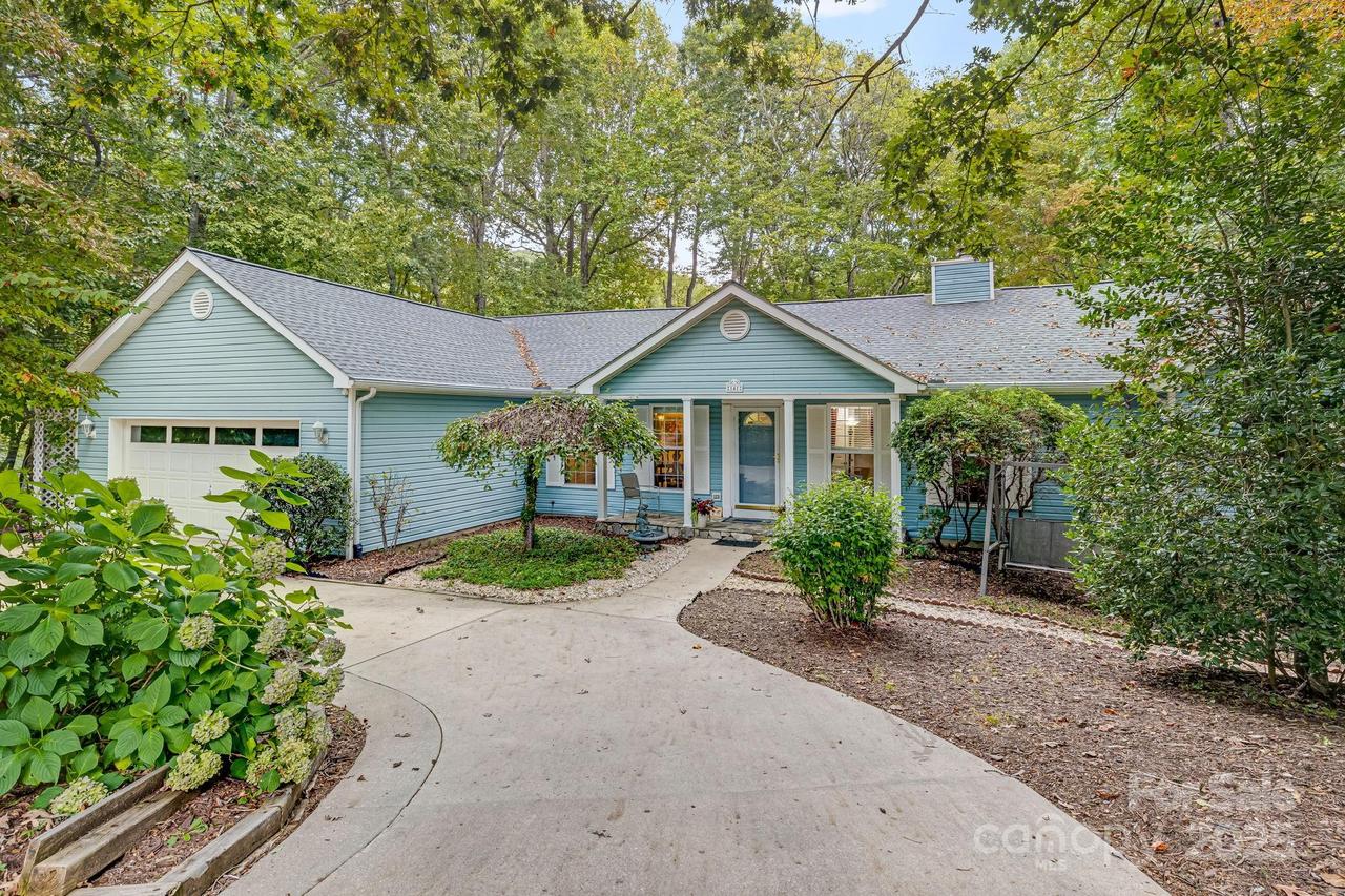 141 Foothills Dr., Hendersonville, NC 28792