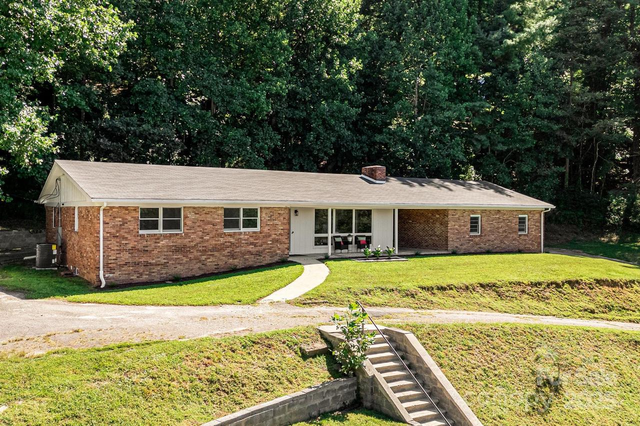 330 Lyndhurst Dr., Hendersonville, NC 28791
