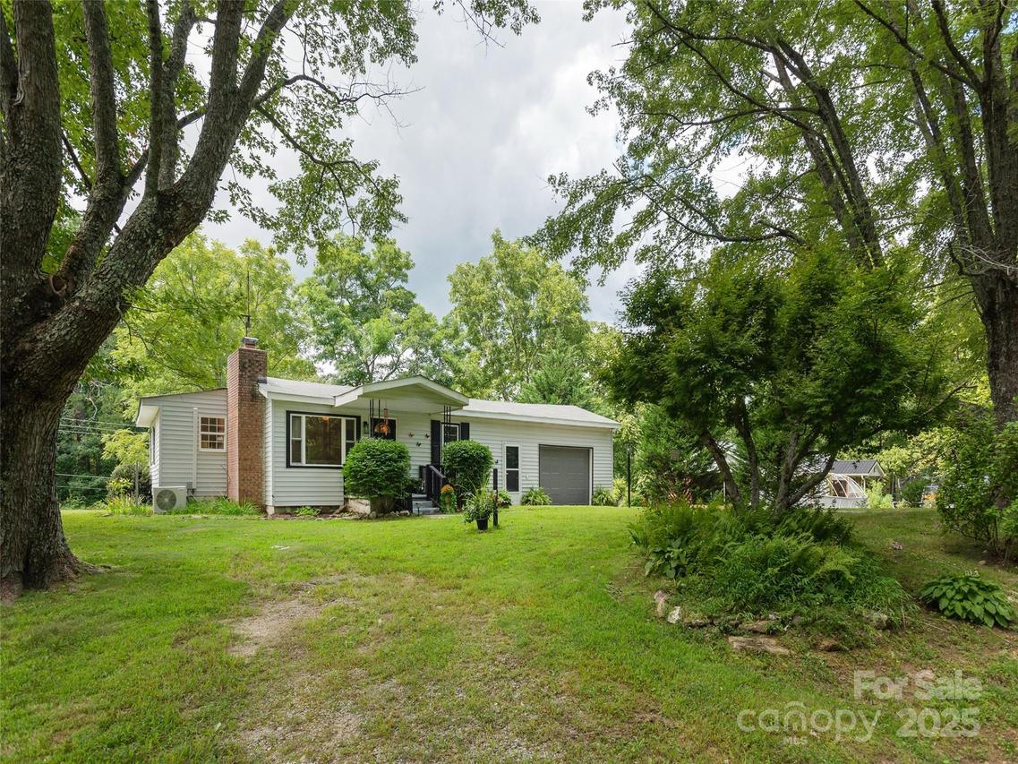 1323 Locust Grove Rd., Hendersonville, NC 28792