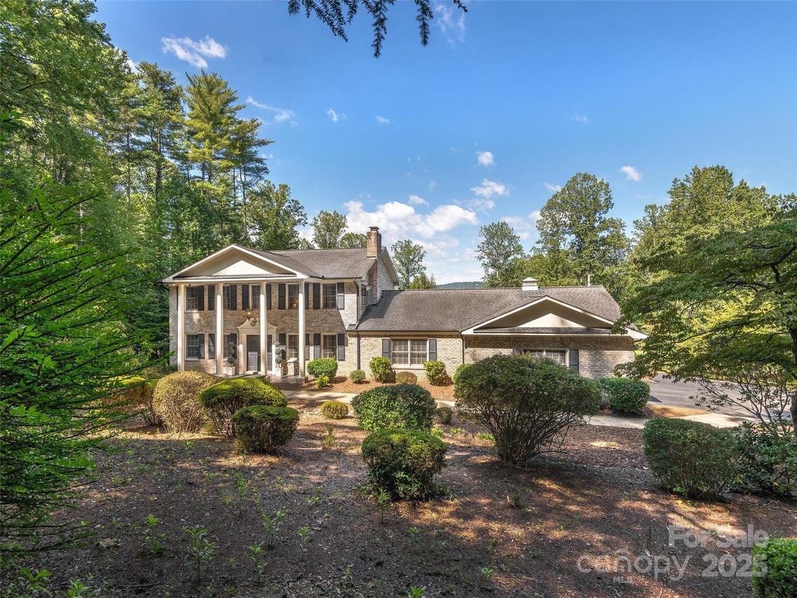403 Estate Dr., Hendersonville, NC 28739