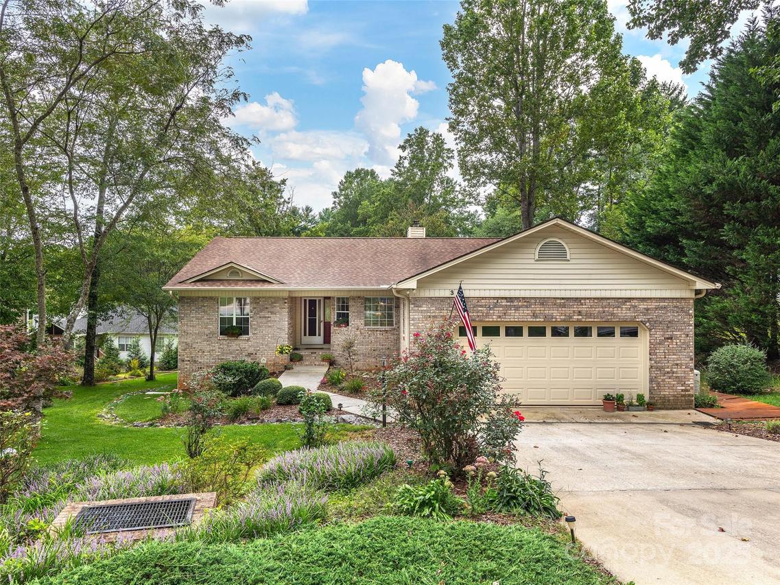 3 Wentworth Ct., Etowah, NC 28729
