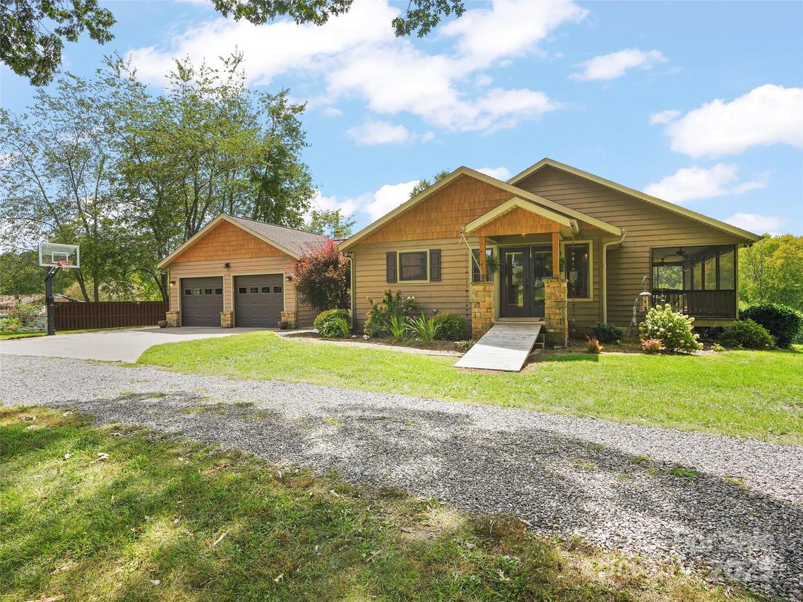 93 Strawberry Ln., Clyde, NC 28721