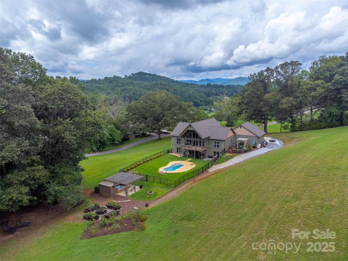 1180 Porter Creek Dr., Franklin, NC 28734