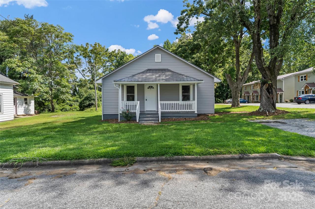 107 Rhyne St., Morganton, NC 28655