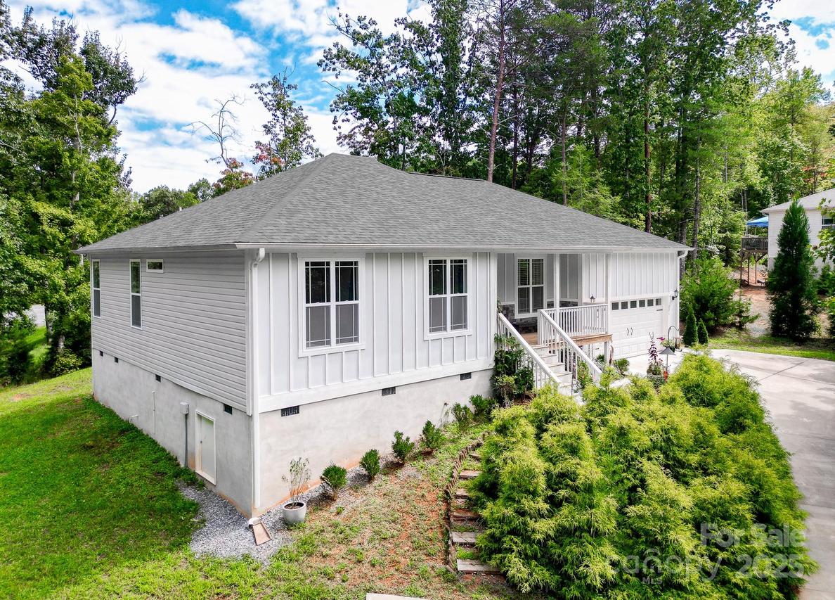 221 Dublin Ln., Columbus, NC 28722