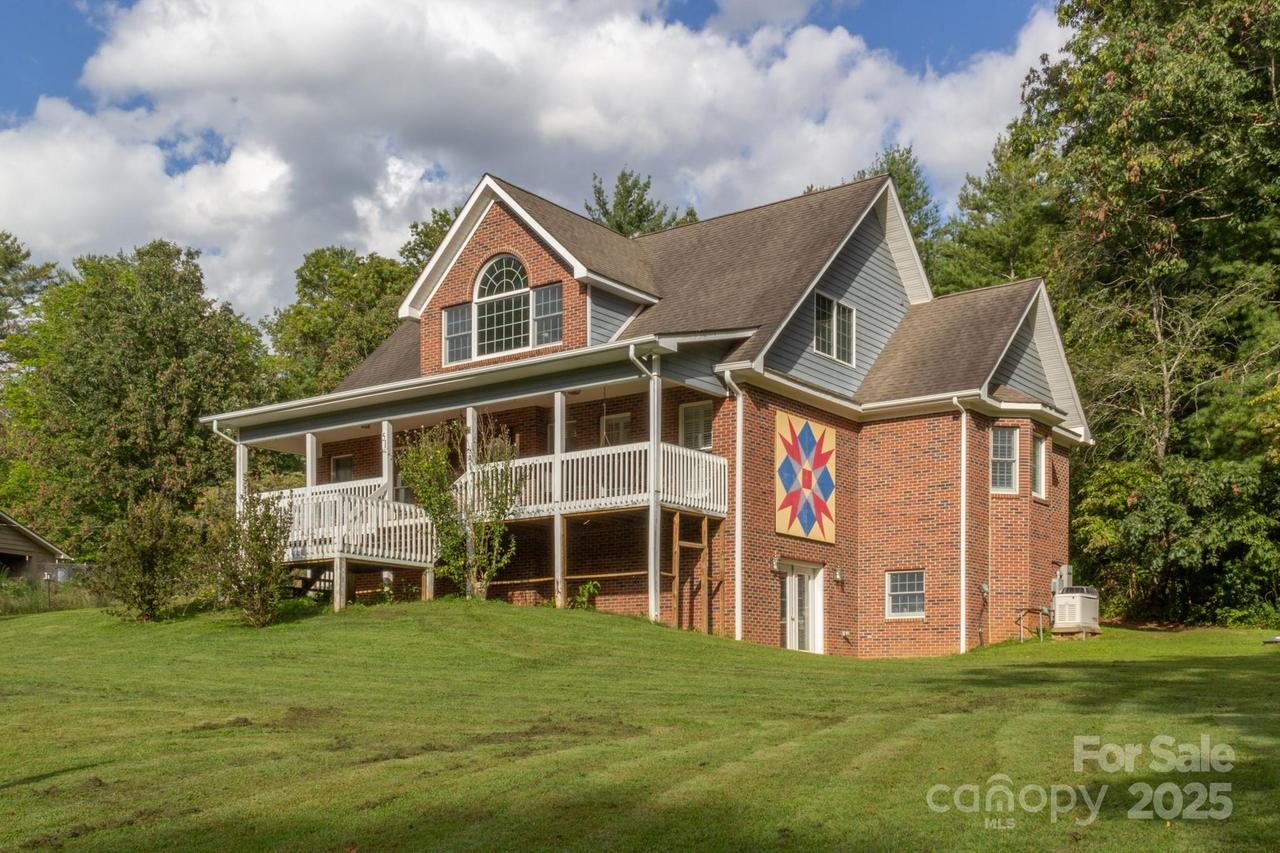 51 Windy Acres Dr., Fairview, NC 28730