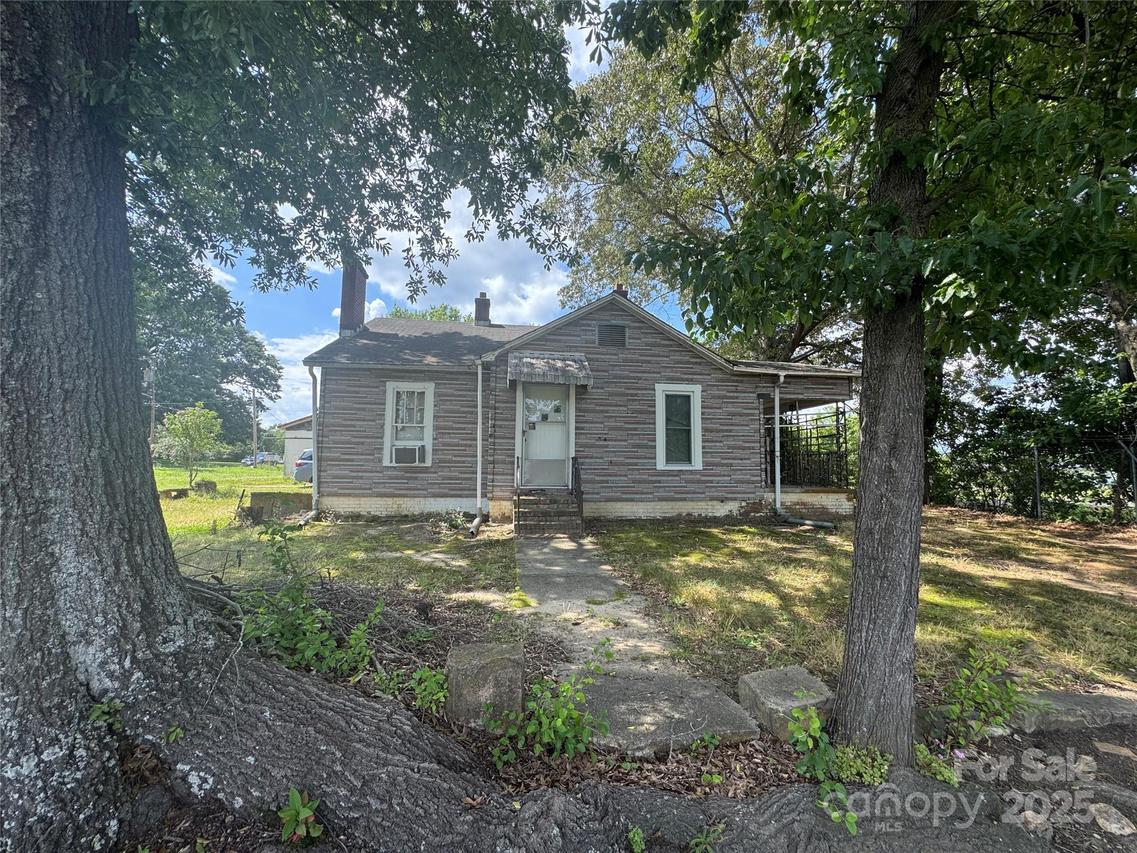 3764 2nd Ave., Hickory, NC 28602
