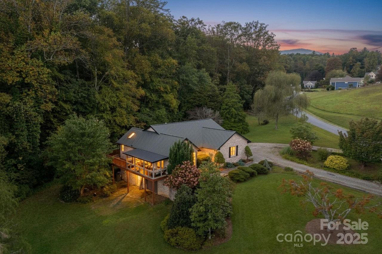 26 Harris Rd., Fairview, NC 28730