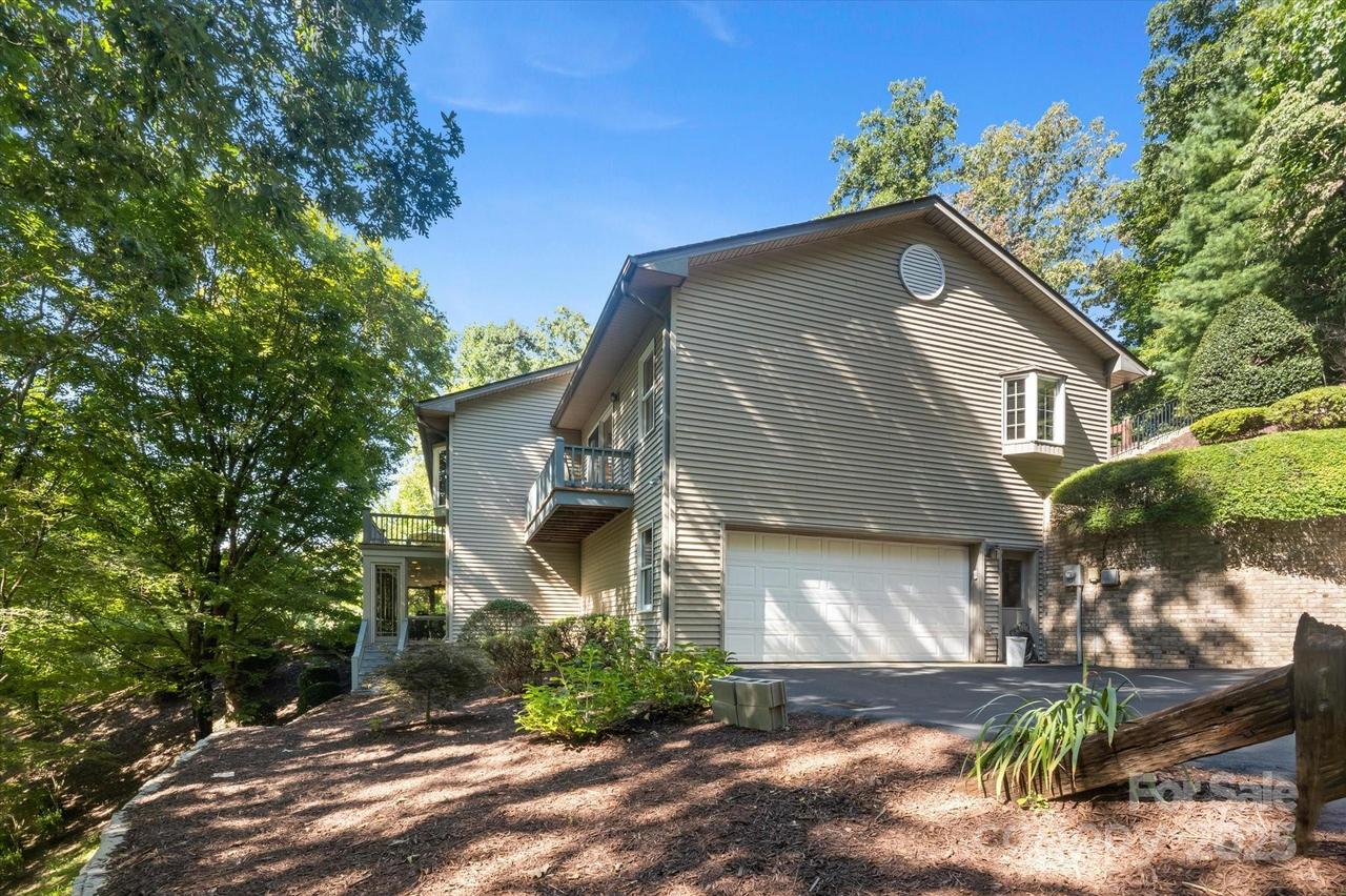 2240 E Cumming Woods Ln., Hendersonville, NC 28739