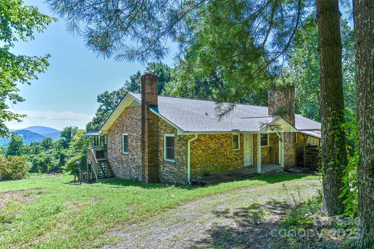 371 Heatherly Heights Rd., Saluda, NC 28773