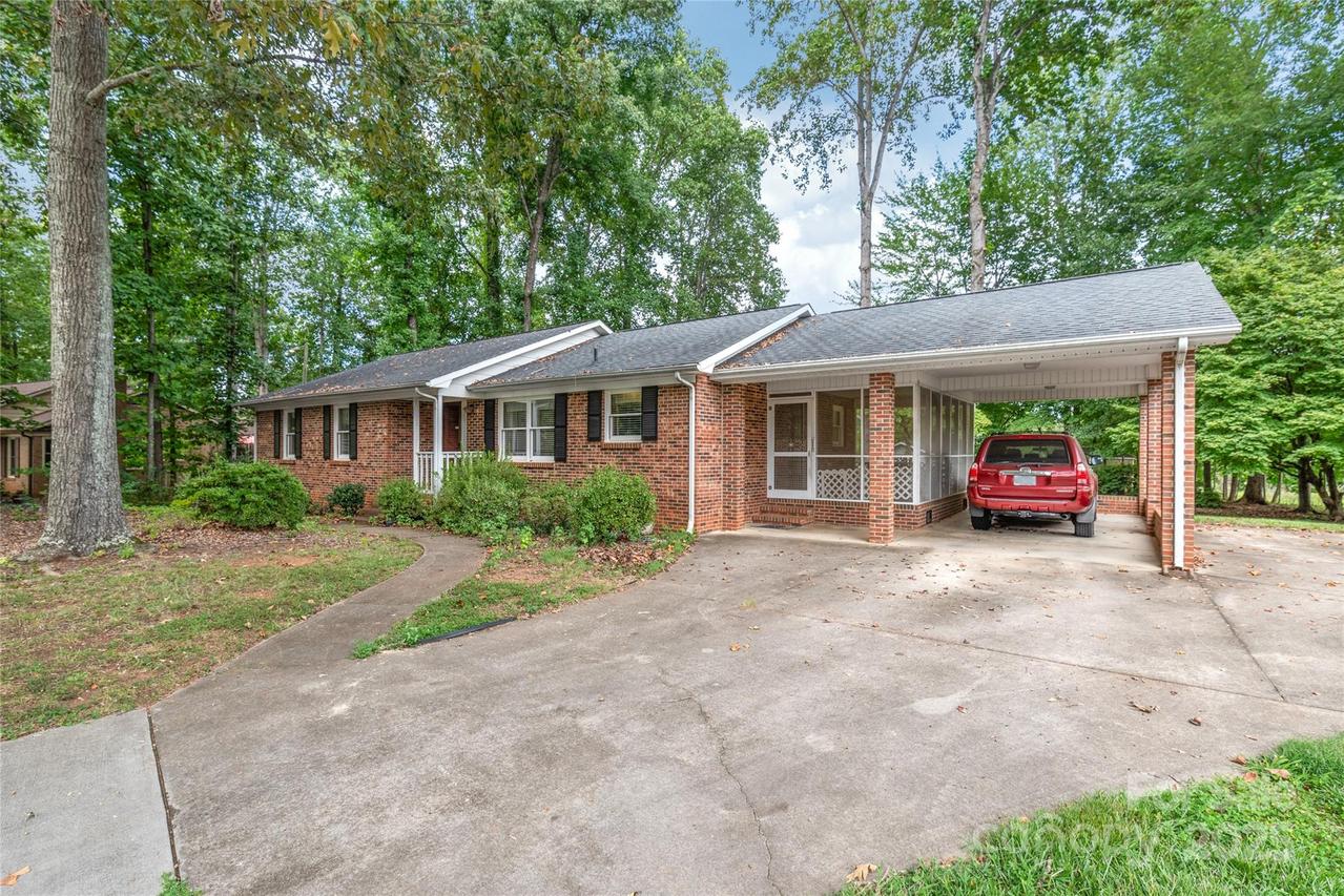 310 Oakwood Dr., Mount Holly, NC 28120