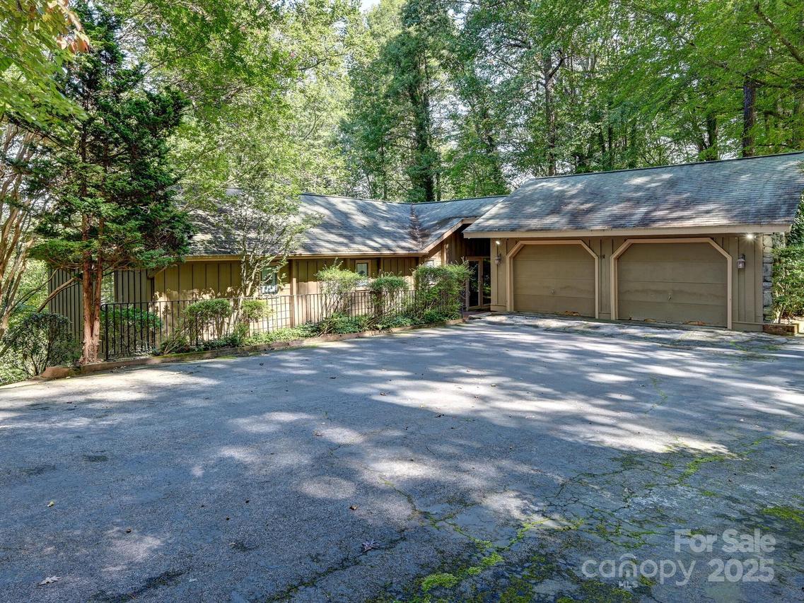 215 Estate Dr., Hendersonville, NC 28739