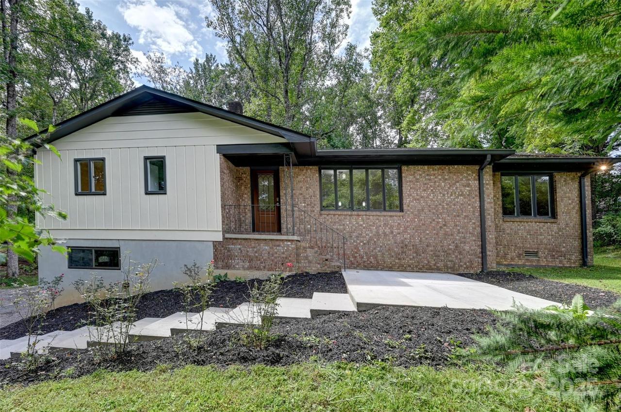 621 Erkwood Dr., Hendersonville, NC 28739