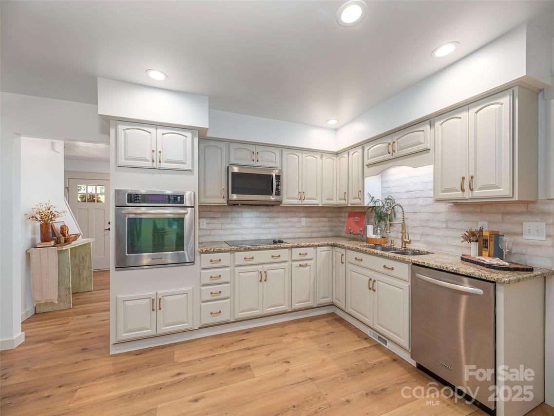 93 Cresthaven Dr., Clyde, NC 28721