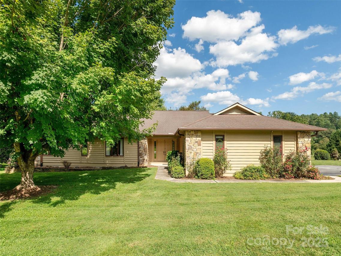 504 Crooked Creek Rd., Hendersonville, NC 28739