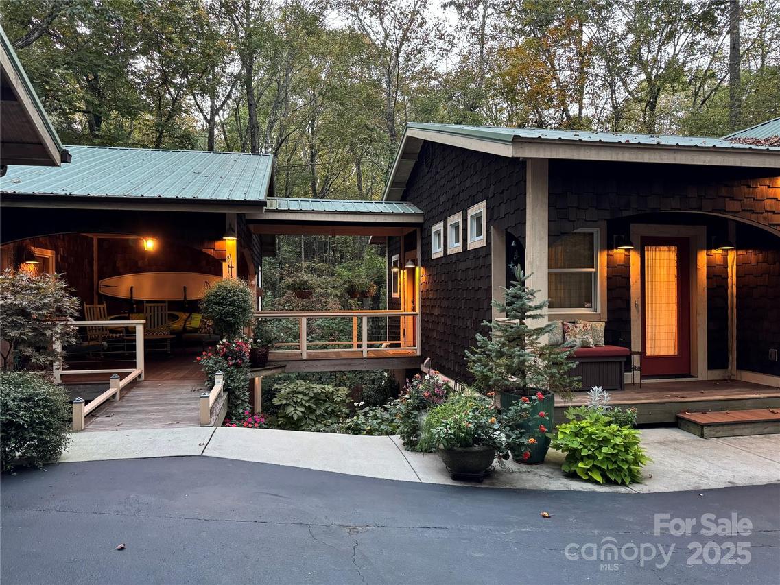 457 Hearthstone Way, Horse Shoe, NC 28742