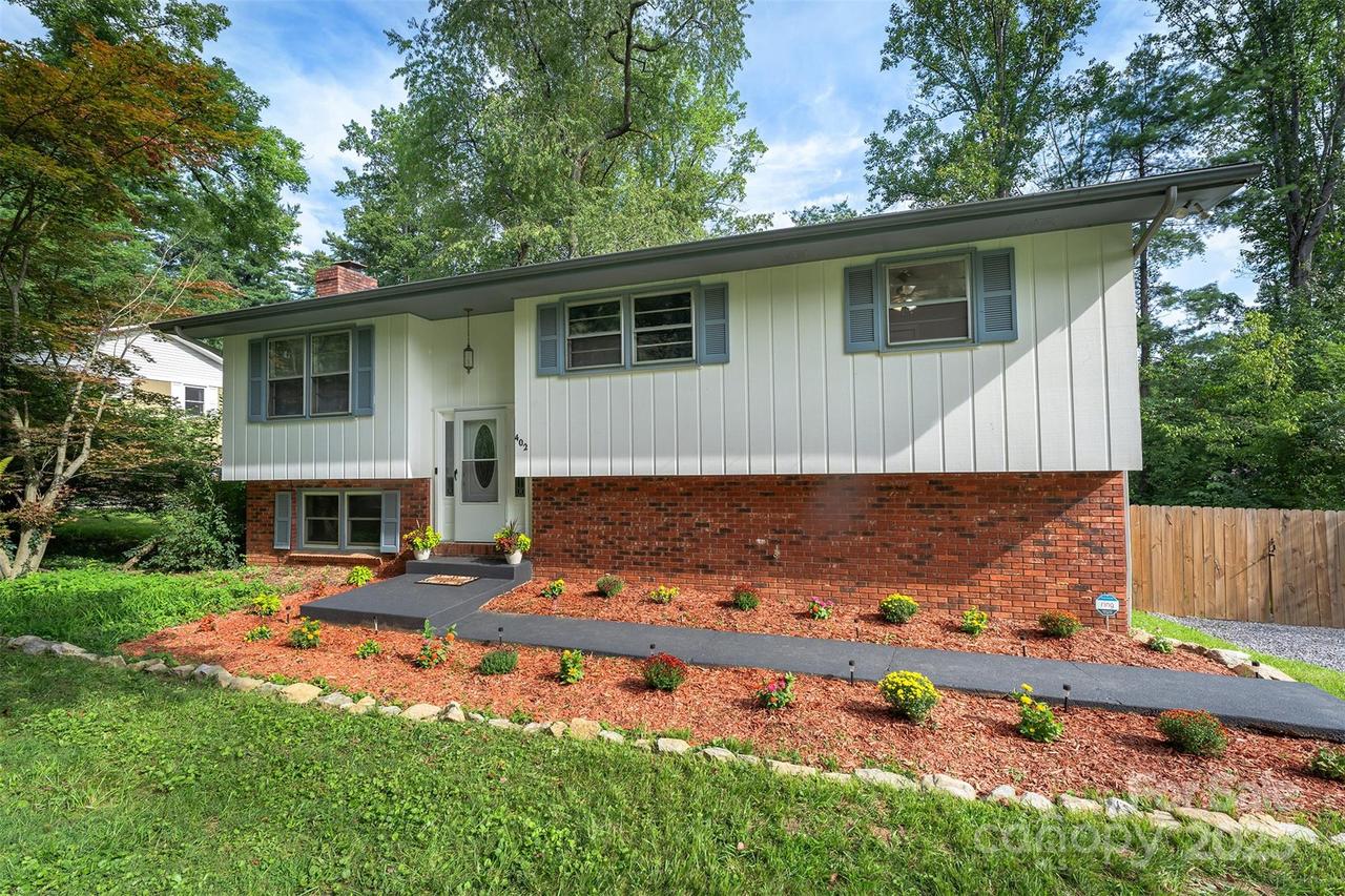 402 Comet Dr., Hendersonville, NC 28791