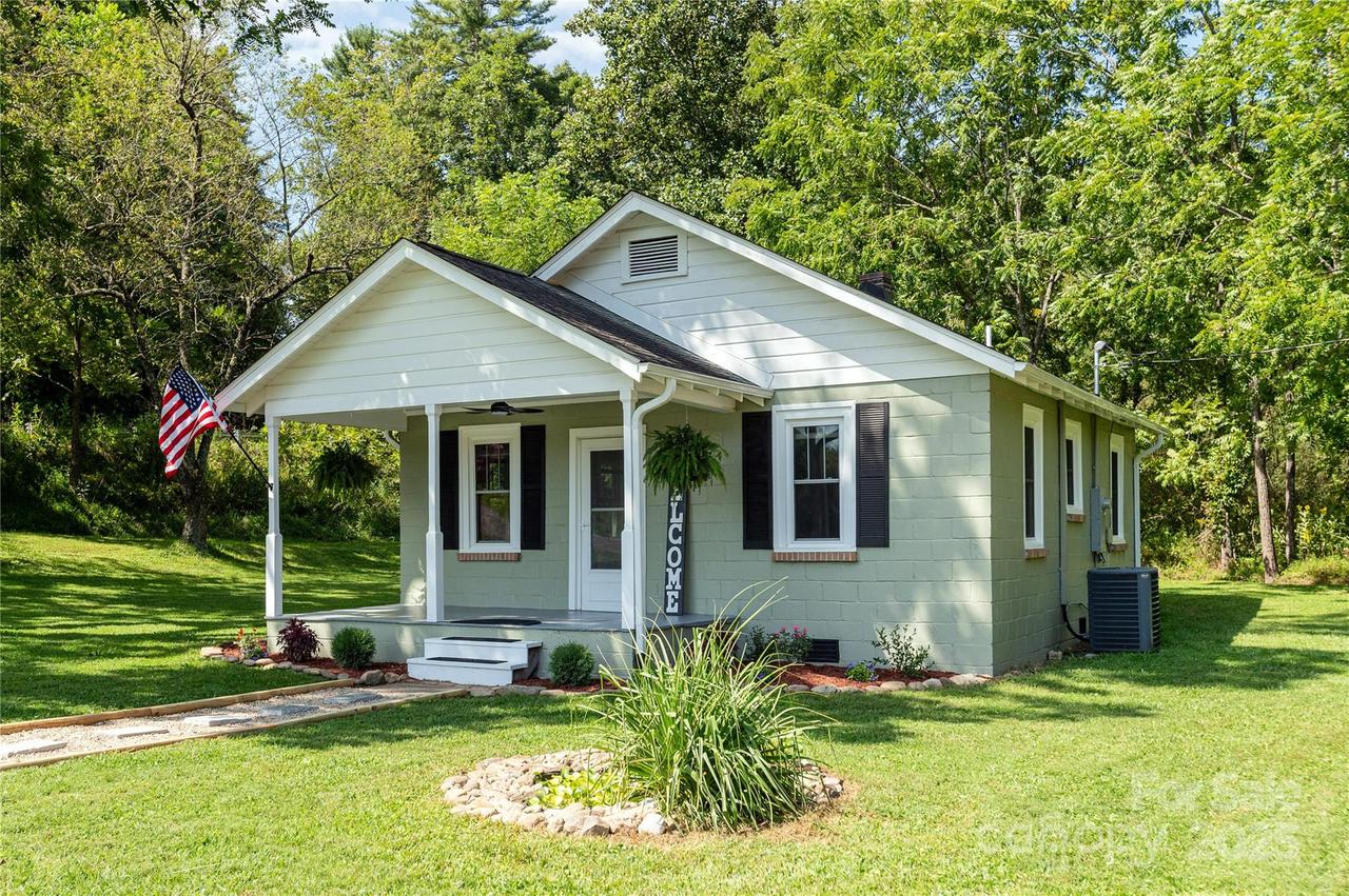2 Foster Creek Rd., Horse Shoe, NC 28742