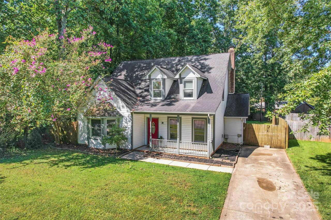 5925 Loch Arbor Ln., Charlotte, NC 28227