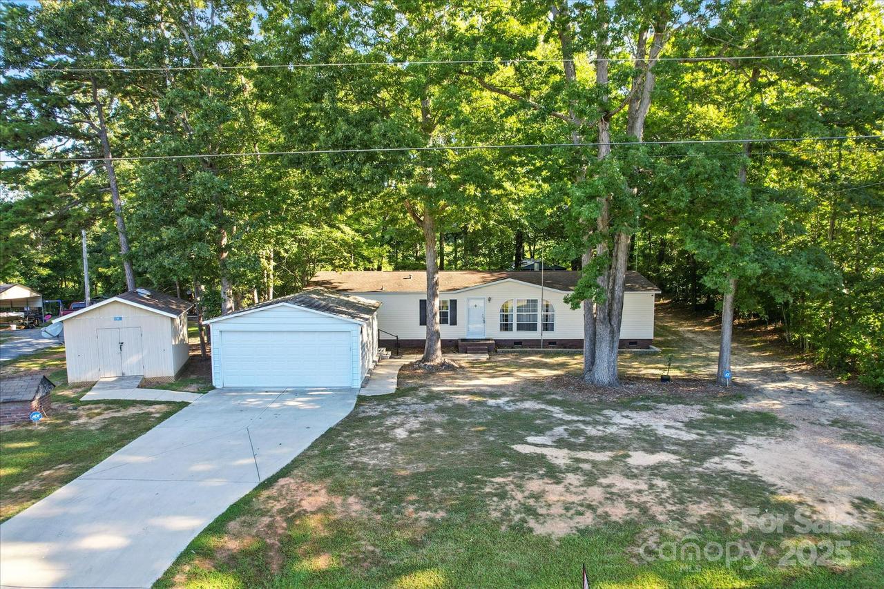 13768 Saint Thomas Dr., Stanfield, NC 28163
