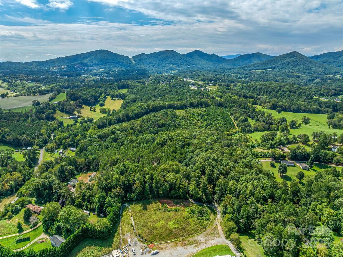 223 Deer Path Ln., Asheville, NC 28806