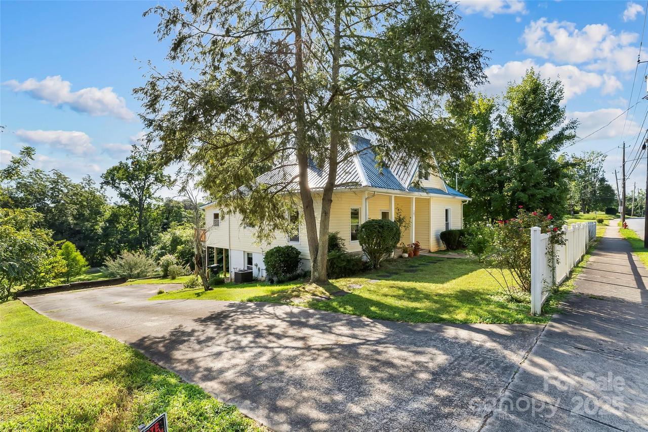 107 Burkemont Ave., Morganton, NC 28655