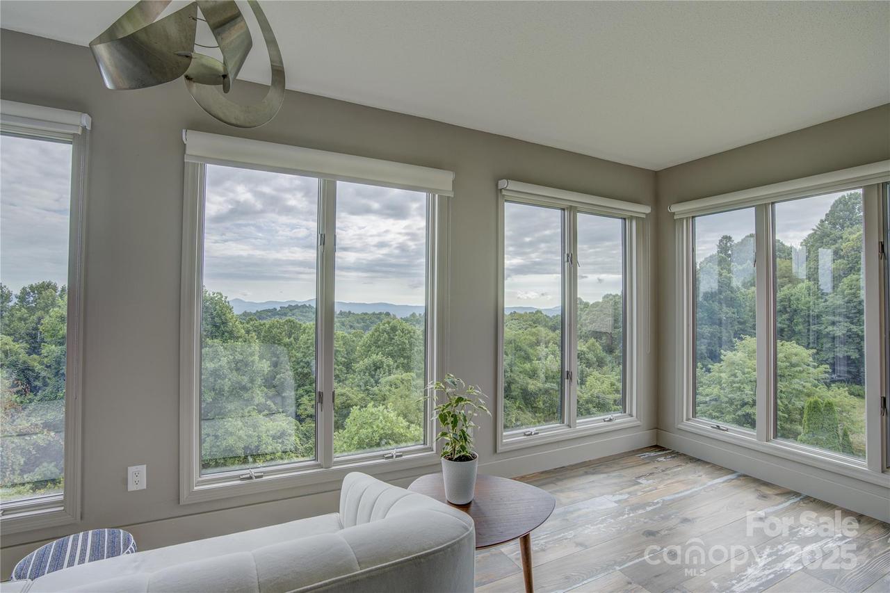 204 Fleetwood Plz., Hendersonville, NC 28739