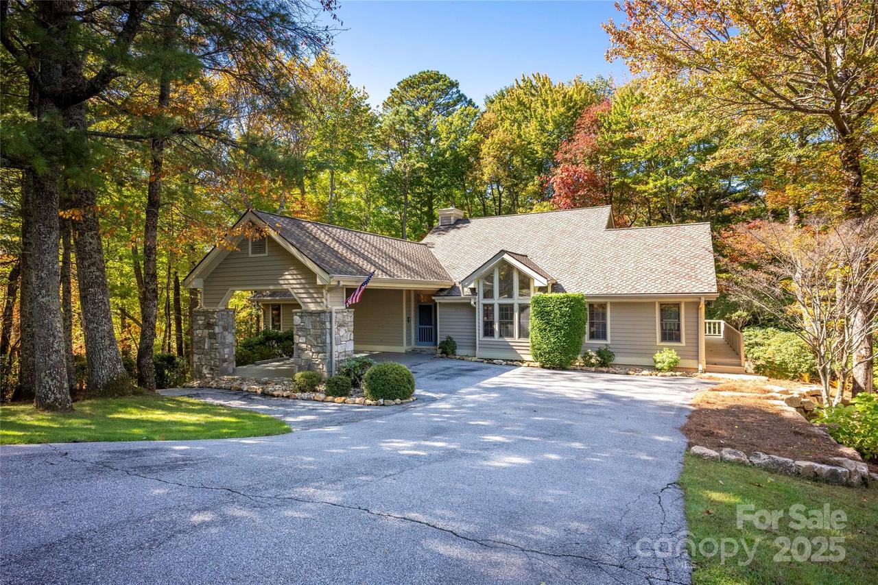 242 Club Colony Ln., Lake Toxaway, NC 28747