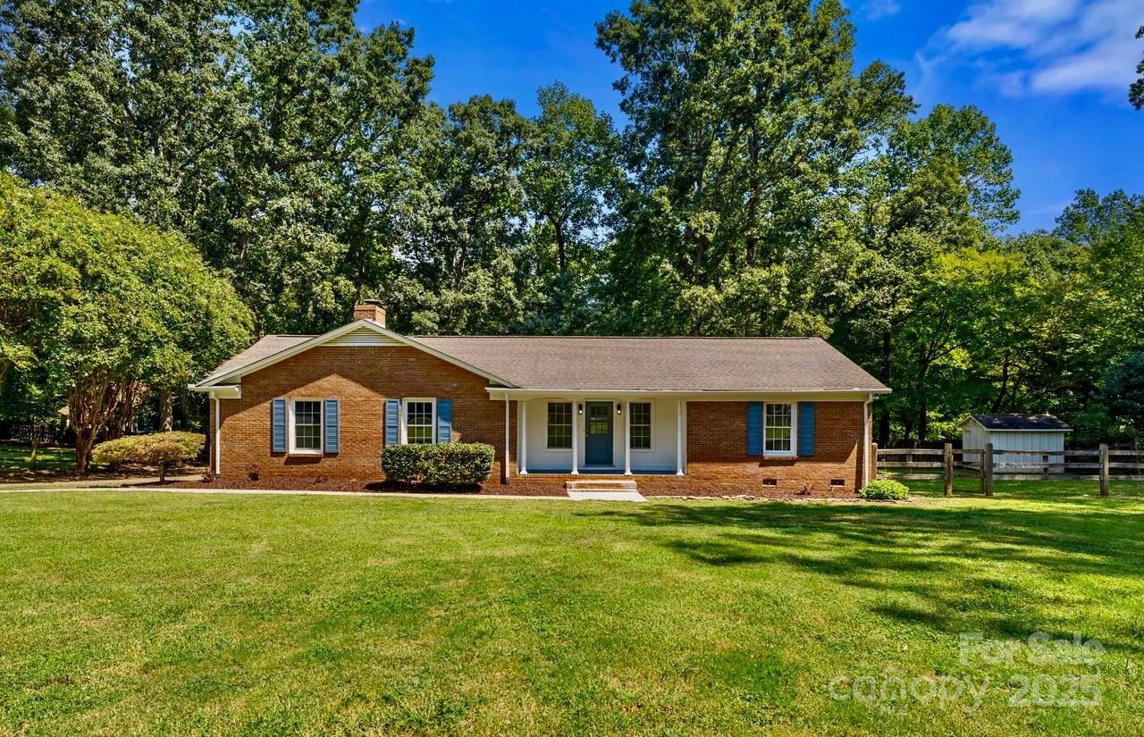 2411 Kimway Dr., Matthews, NC 28105