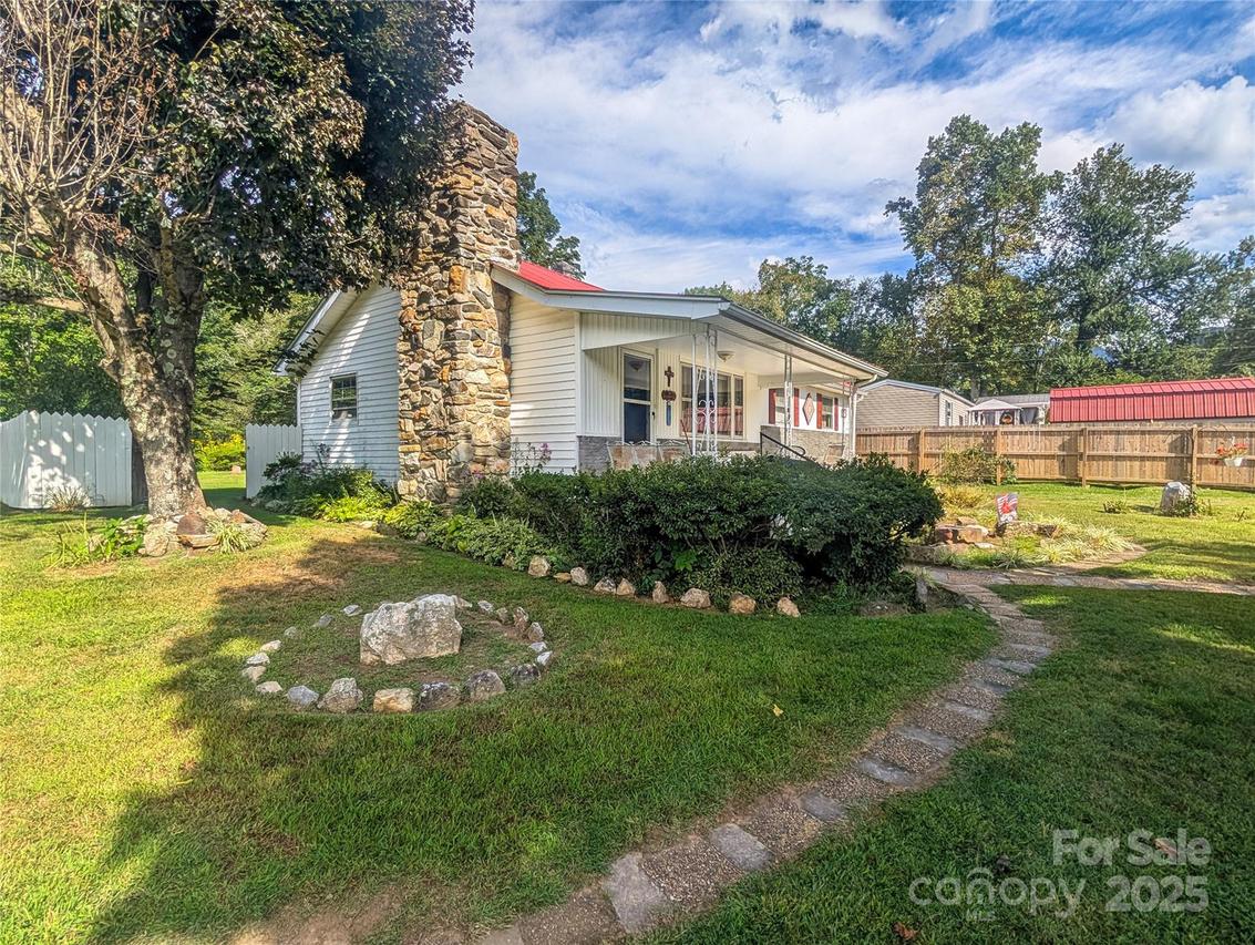 165 Cattail Creek Rd., Burnsville, NC 28714