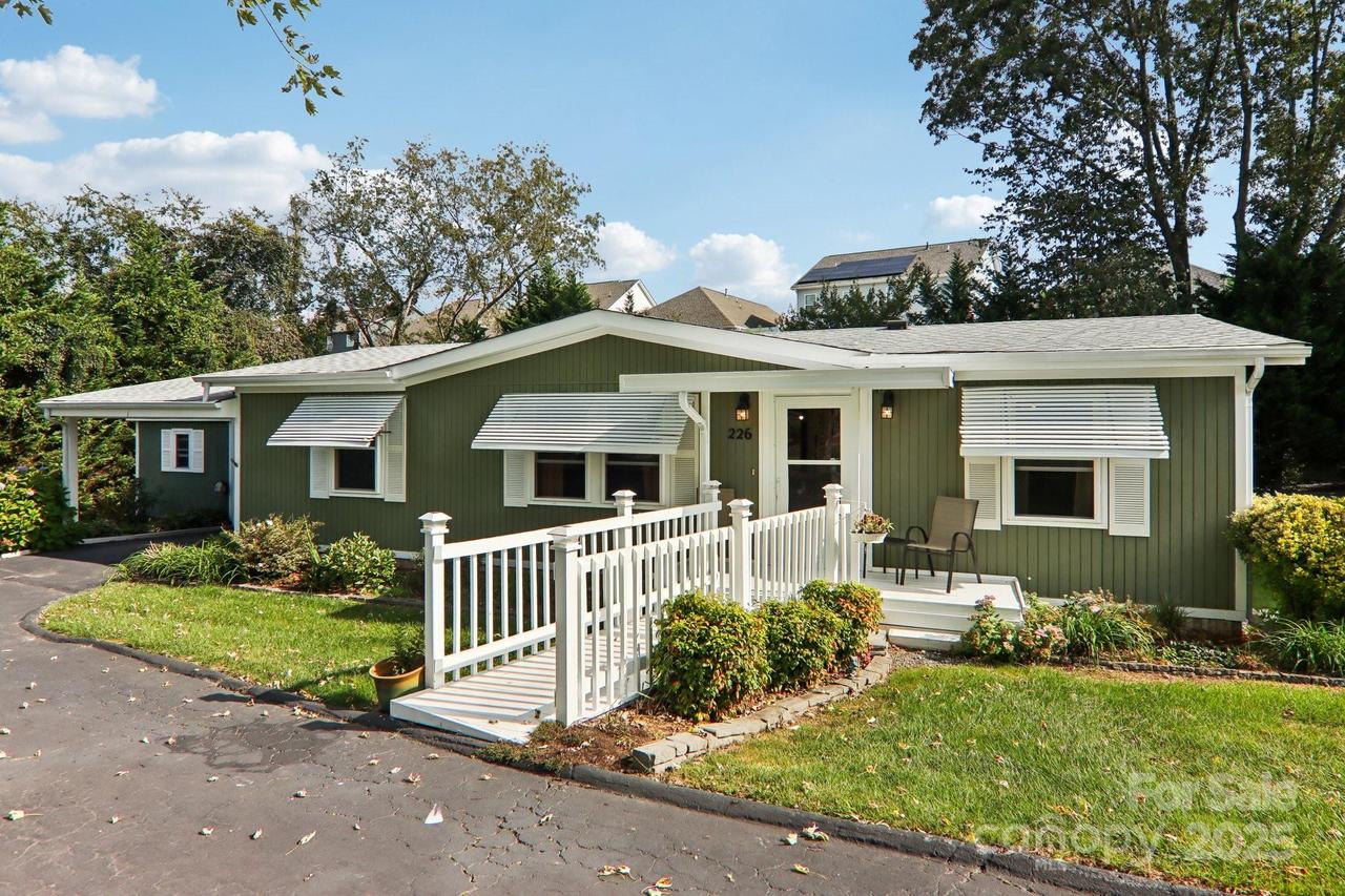 226 Cranbrook Cir., Hendersonville, NC 28792