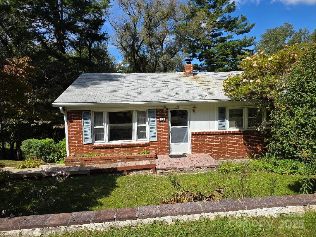 123 Indian Tr., Burnsville, NC 28714