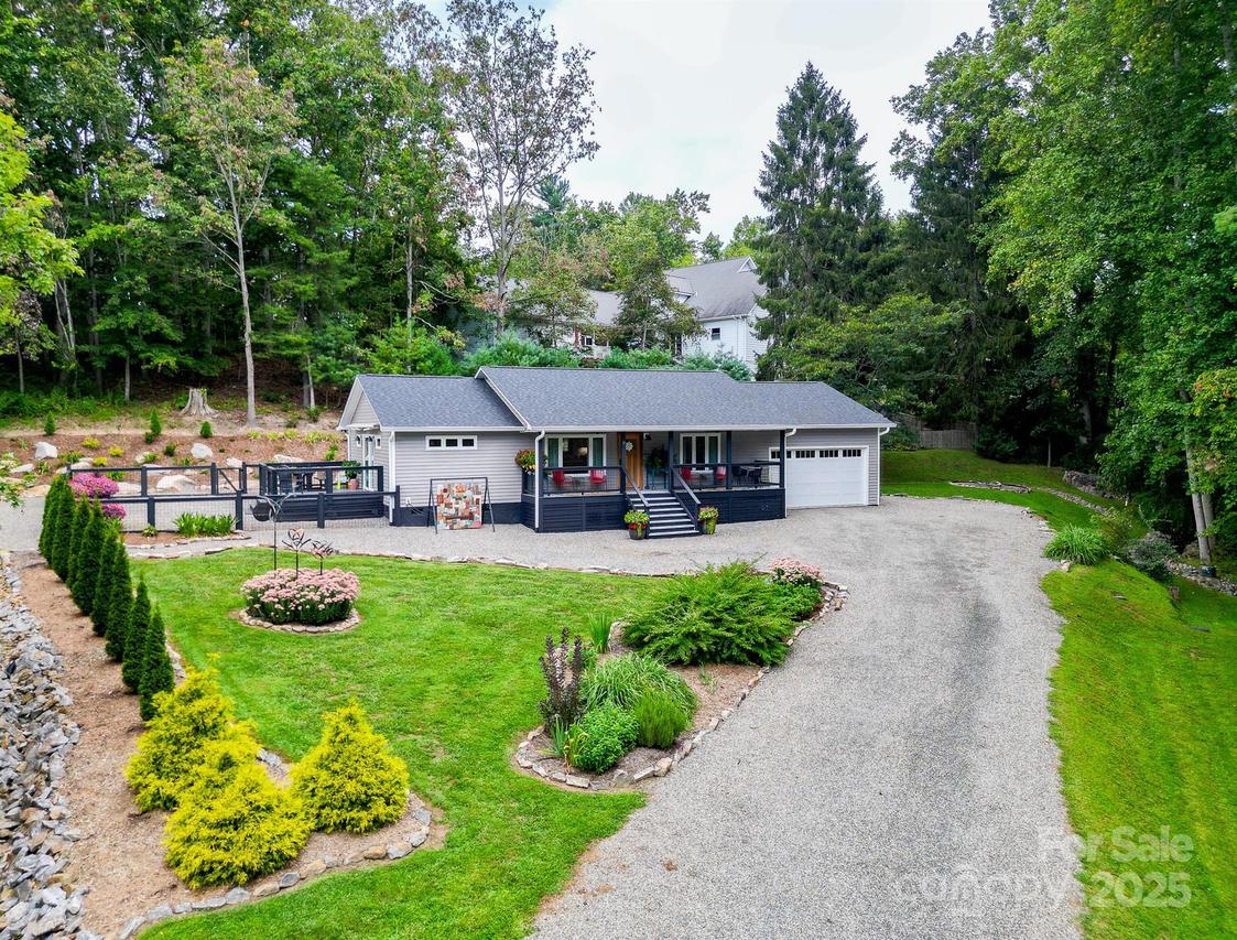9 Oakwood Dr., Weaverville, NC 28787