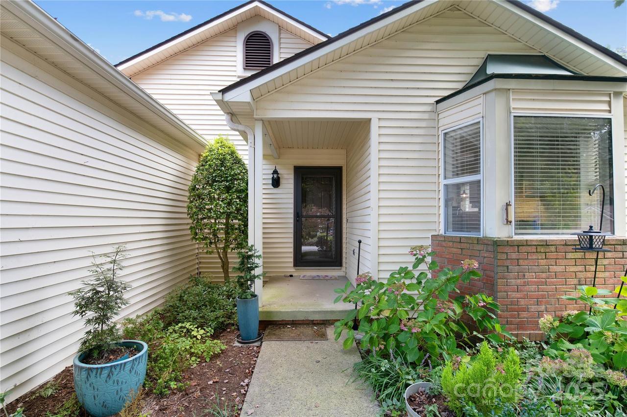 129 Exeter Ct., Hendersonville, NC 28791