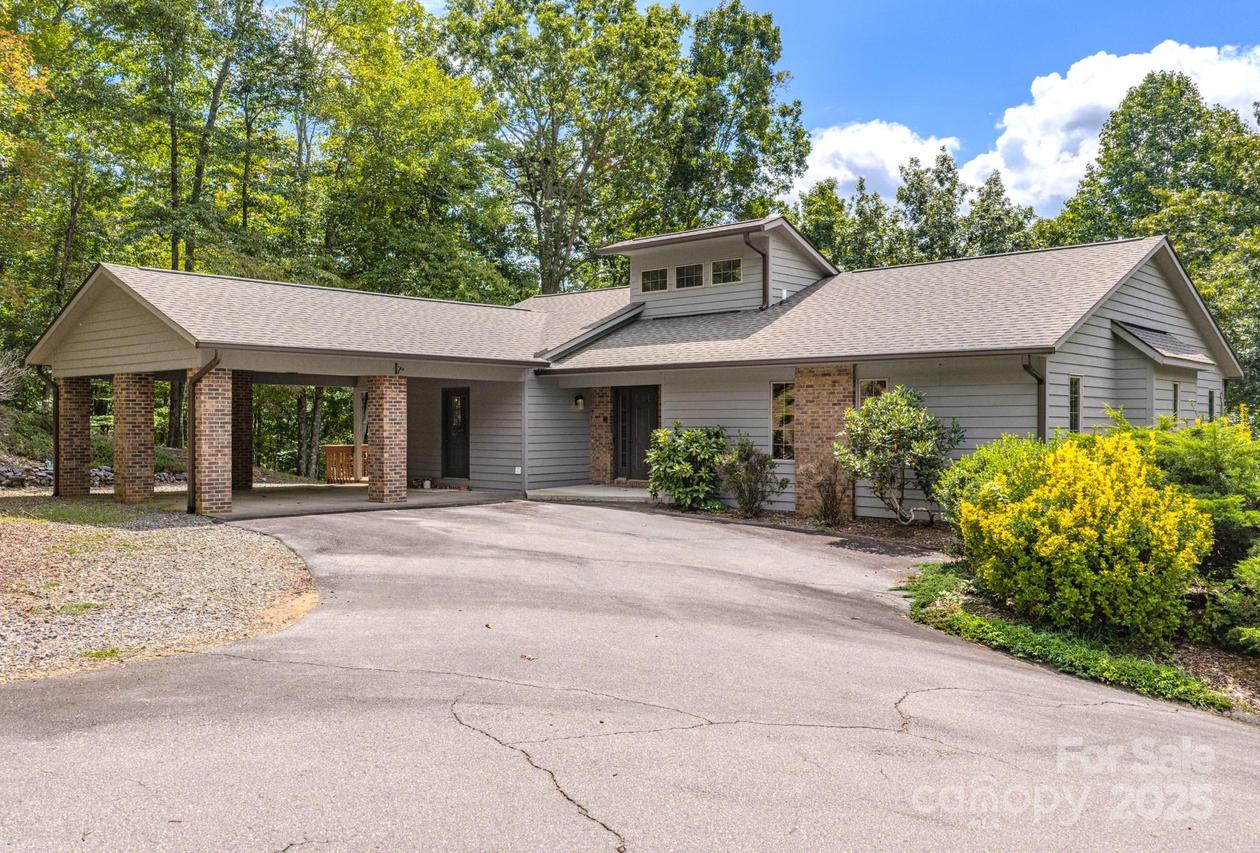 452 Cragmont Rd., Black Mountain, NC 28711