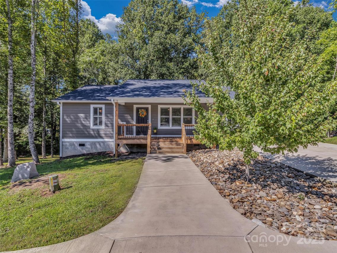 212 Walt Dr., Hendersonville, NC 28792