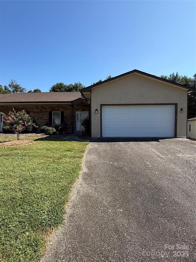 1107 Eaton Place Ct., Yadkinville, NC 27055