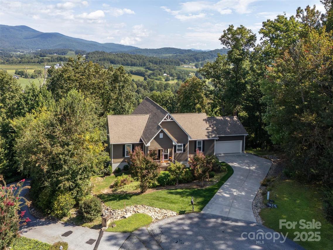 138 Lindsley Ct., Hendersonville, NC 28792