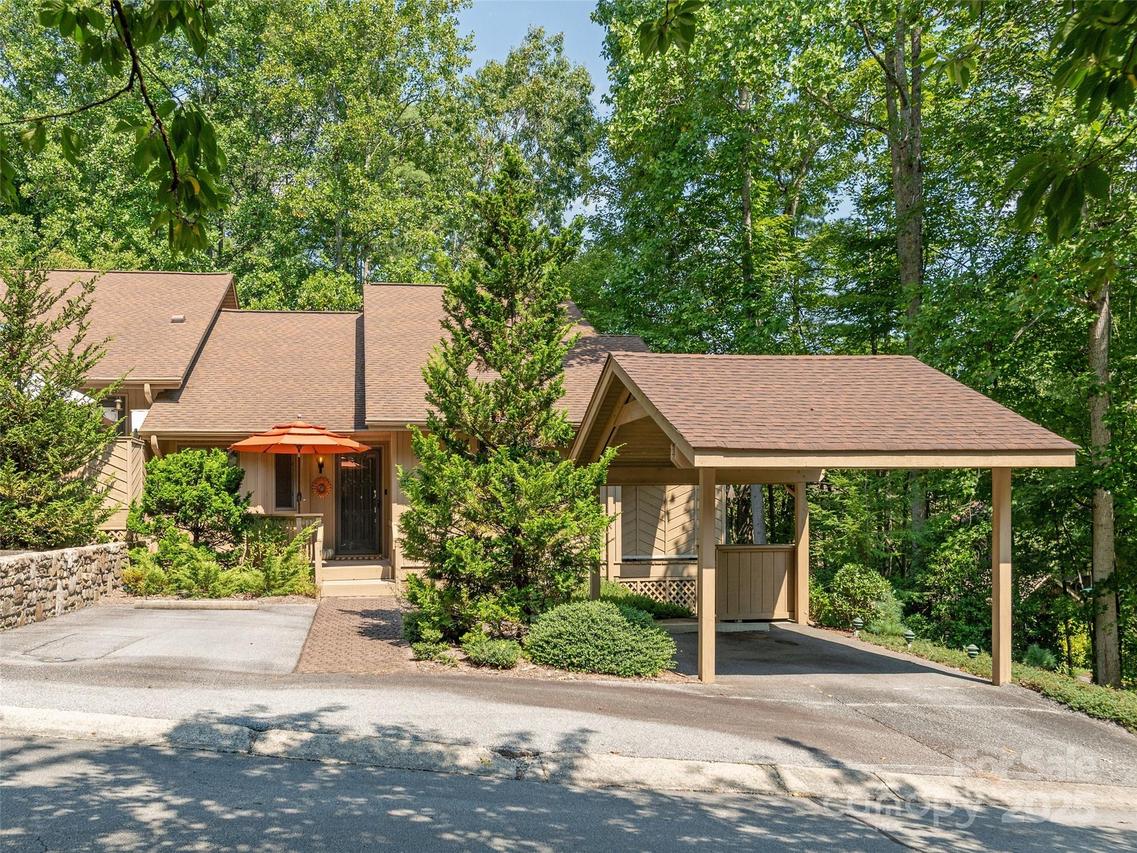 101 N Scarlet Oak Ln., Hendersonville, NC 28791