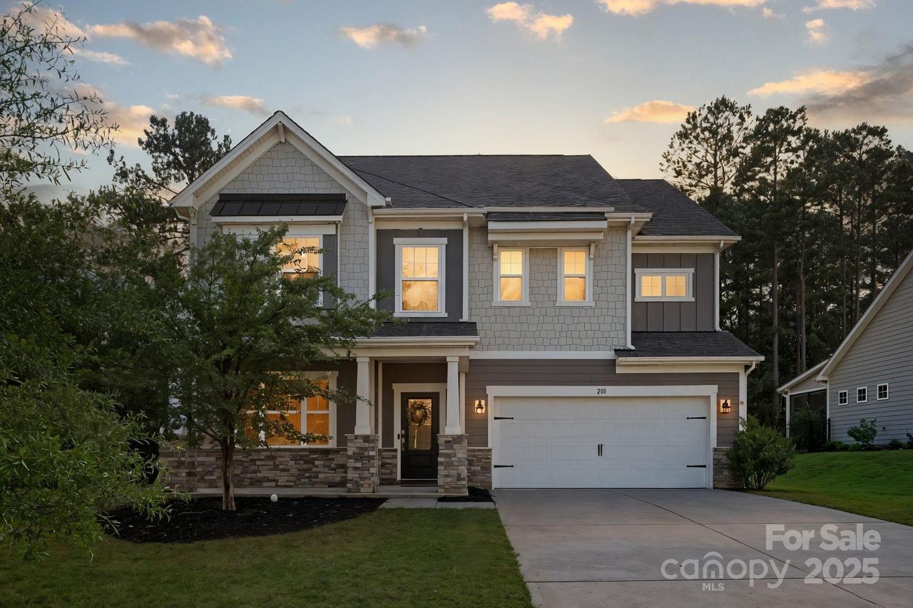 240 Falls Cove Dr., Troutman, NC 28166