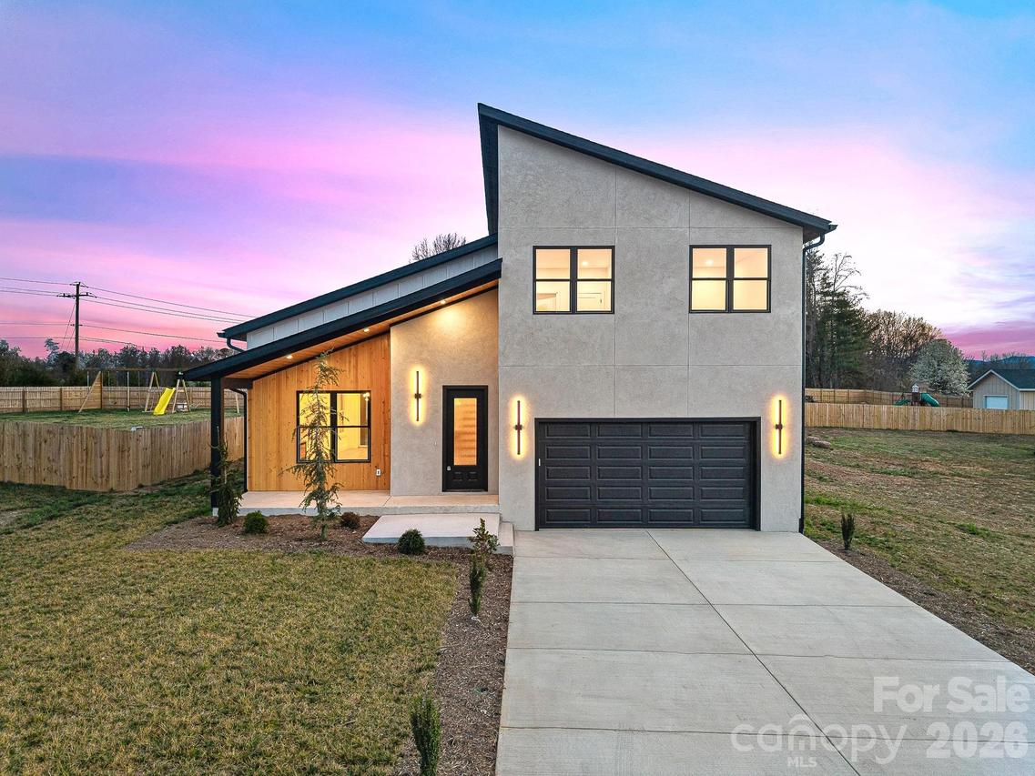 760 New Hope Rd., Flat Rock, NC 28731